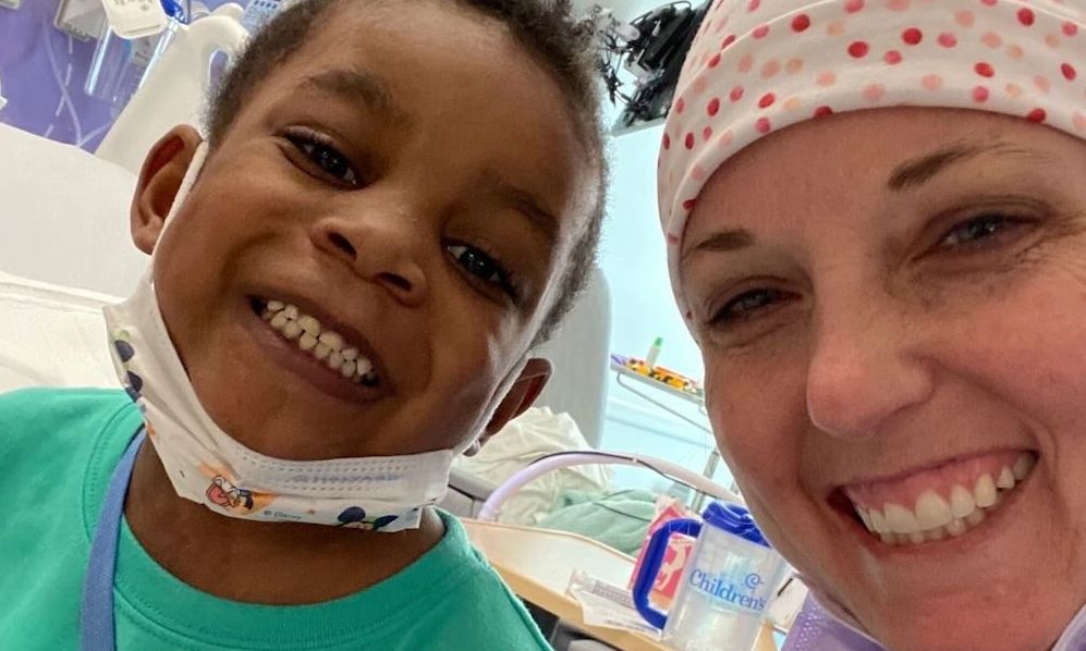 Γιατρός υιοθέτησε 4χρονο ασθενή που πήγε για εγχείρηση καρδιάς μόνος του