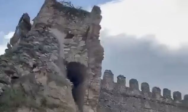 Ισπανία: Η τρομακτική στιγμή που ιστορικό κάστρο καταρρέει μπροστά σε έντρομους τουρίστες