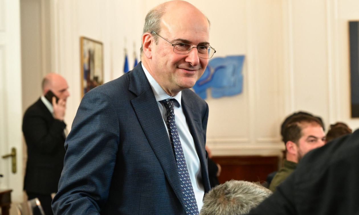 Χατζηδάκης: 25 παρεμβάσεις για ευάλωτα νοικοκυριά και μικρομεσαίες επιχειρήσεις – Live