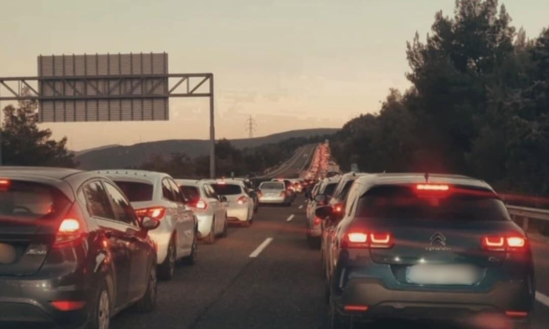 Ανατροπή φορτηγού στην Αθηνών – Λαμίας: Μεγάλες καθυστερήσεις στα Οινόφυτα