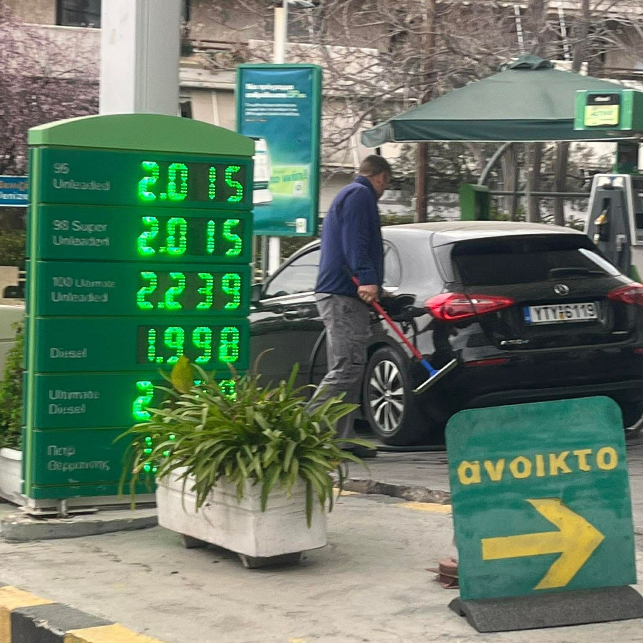 Έσπασε το φράγμα των 2 ευρώ και στην Αθήνα η τιμή της βενζίνης