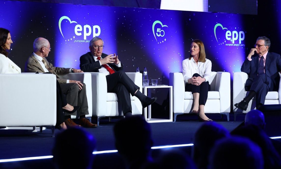 Γιούνκερ: «Είμαι περήφανος που κρατήσαμε την Ελλάδα στην Ευρωζώνη» – Εγκώμια Μέτσολα στον Μητσοτάκη