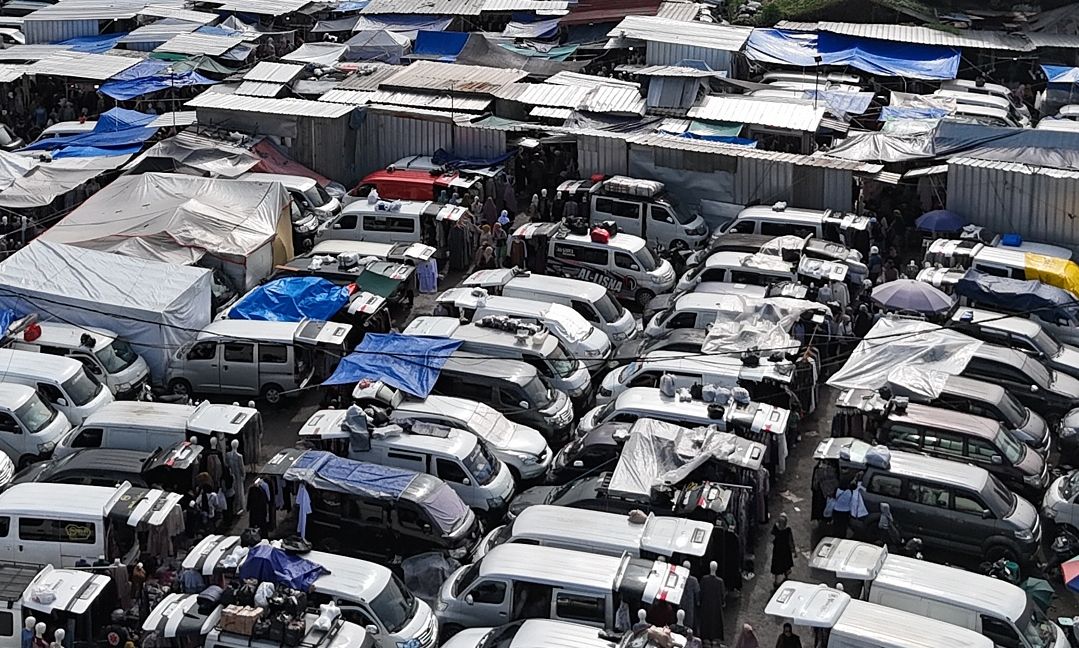 Πλοία που μεταφέρουν πολυτελή αυτοκίνητα έχουν αγκυροβολήσει σε ένα νησί ανοιχτά της Κένυας – Βίντεο