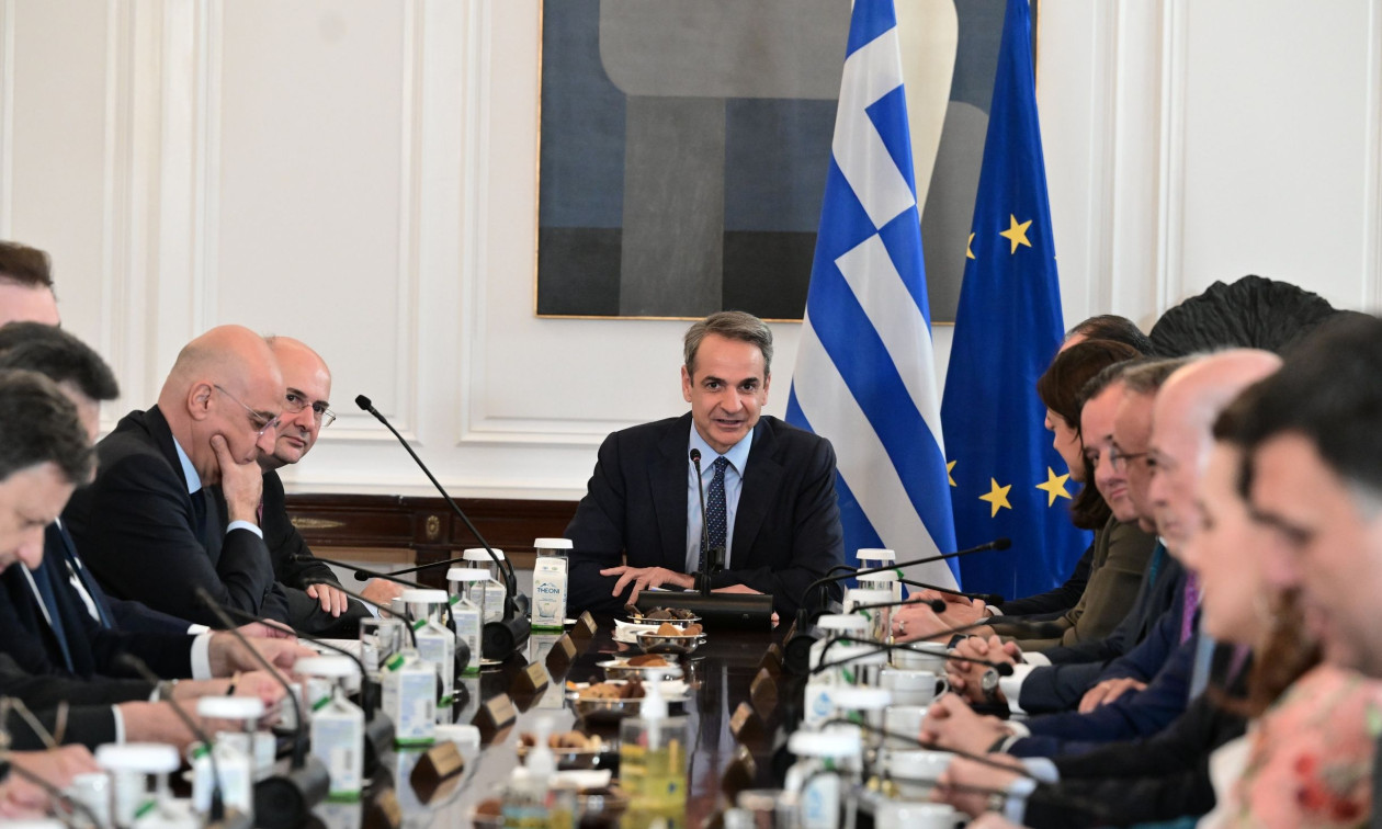 Τα ψιλά γράμματα και τα παράδοξα των δημοσκοπήσεων του Μαρτίου 