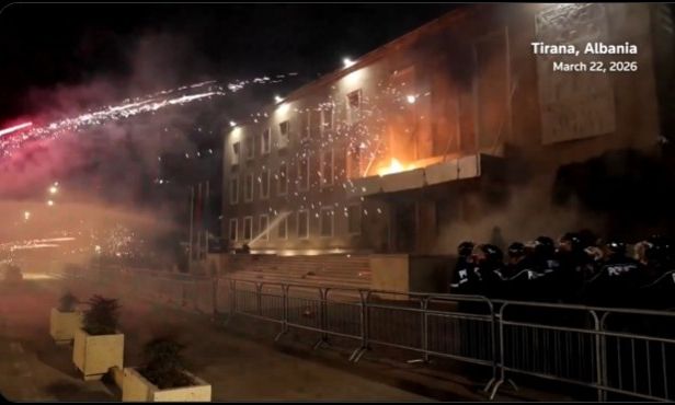 Αλβανία: Επεισοδιακές διαδηλώσεις με αίτημα την παραίτηση Ράμα – Κανόνια νερού και… πυροτεχνήματα