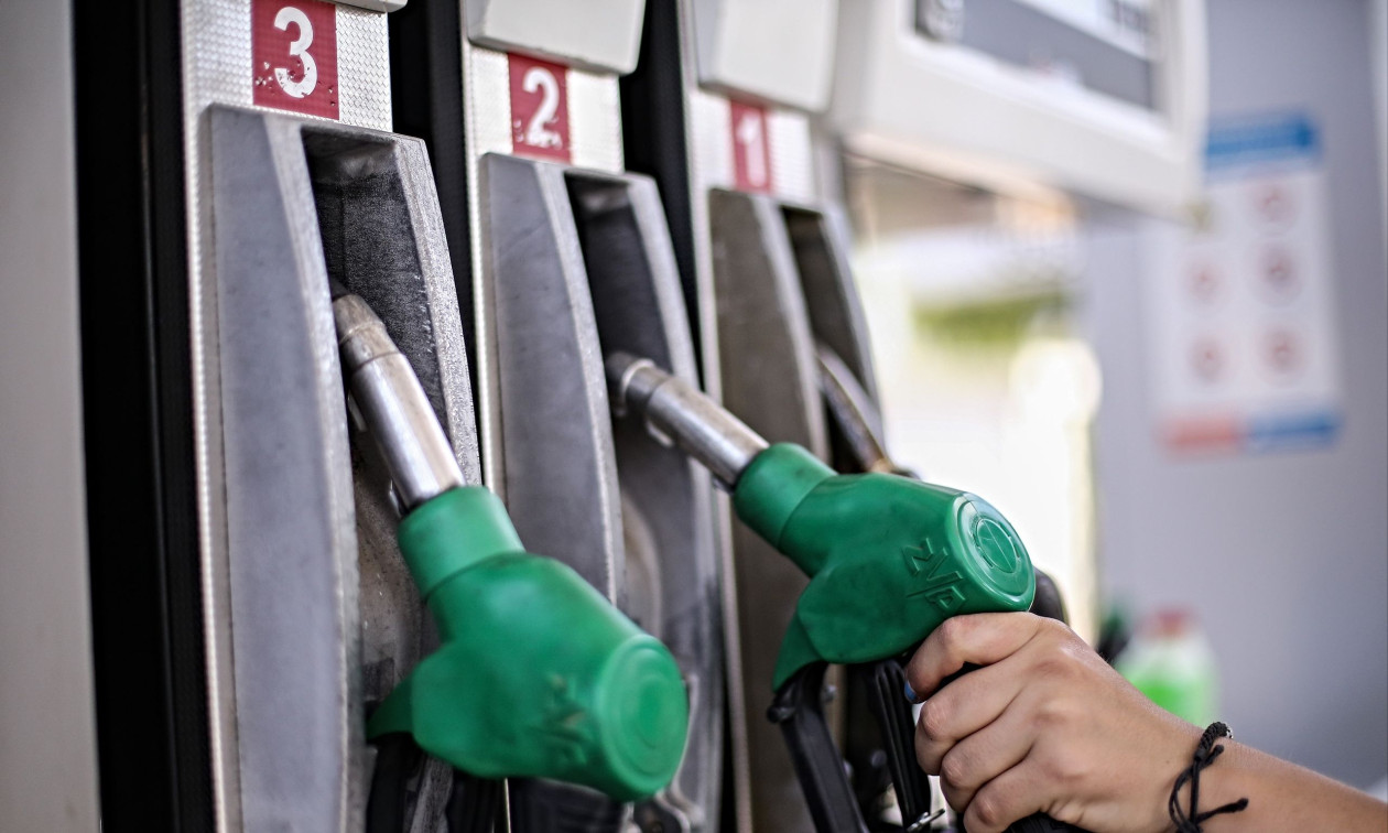 Fuel pass 2026: Τα εισοδηματικά κριτήρια – Τι δικαιούστε με ψηφιακή κάρτα και τι με κατάθεση σε iban