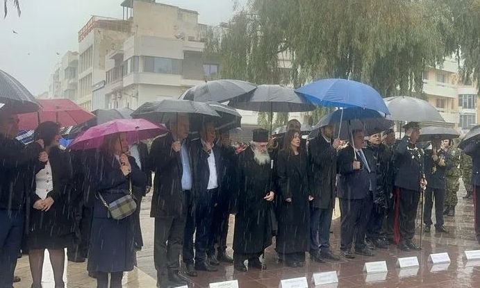 Ρίγη συγκίνησης στο Ηράκλειο: Έψαλλαν τον Εθνικό Ύμνο υπό καταρρακτώδη βροχή – Βίντεο