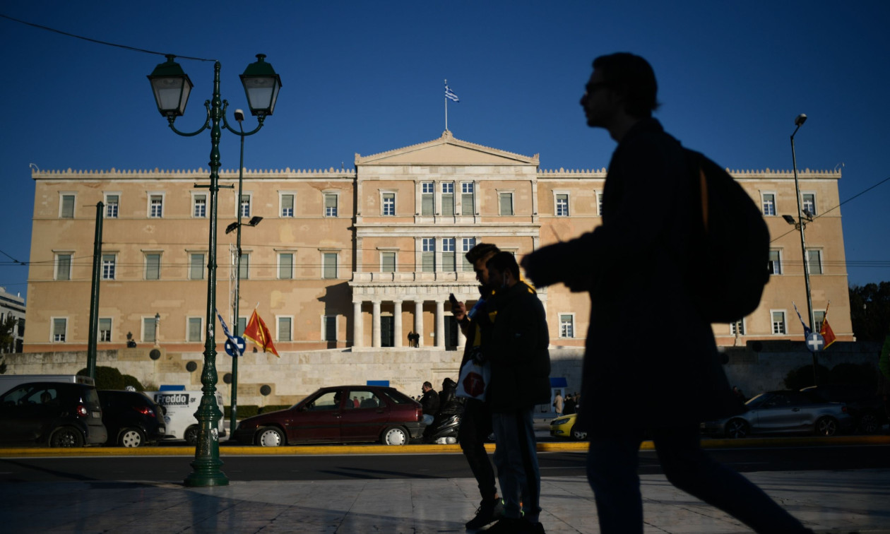 Αύξηση κατώτατου μισθού στα €920: Ποια επιδόματα συμπαρασύρονται