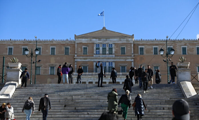 1724644-a91138a3-syntagma-katotatos-misthos.jpg