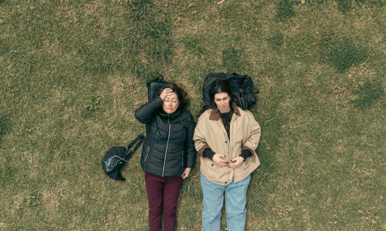 «Σκοτεινό σημείο» στο θέατρο Αλκμήνη: Δύο γυναίκες, δύο ζωές, δύο αλήθειες