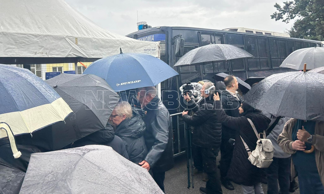 Liveblog: Δίκη Τεμπών – Επεισοδιακή αρχή και στη δεύτερη ημέρα, πριν καν ξεκινήσει η διαδικασία