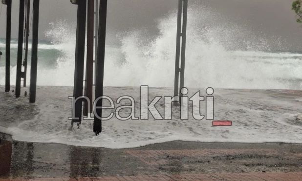 Κακοκαιρία «Erminio»: Ανεμοστρόβιλος σάρωσε την Ιεράπετρα – Αναποδογύρισε νταλίκα, ξερίζωσε δένδρα
