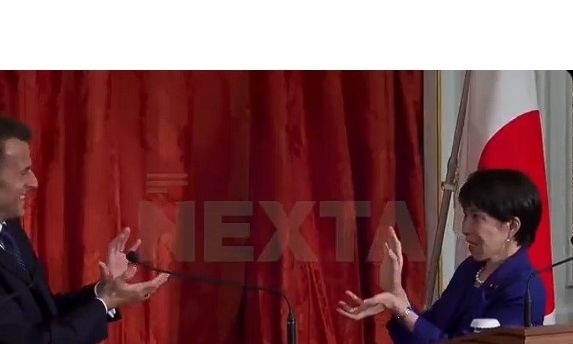 Μία ασυνήθιστη στιγμή: Μακρόν – Τακαΐτσι με πόζα Kamehameha από το Dragon Ball