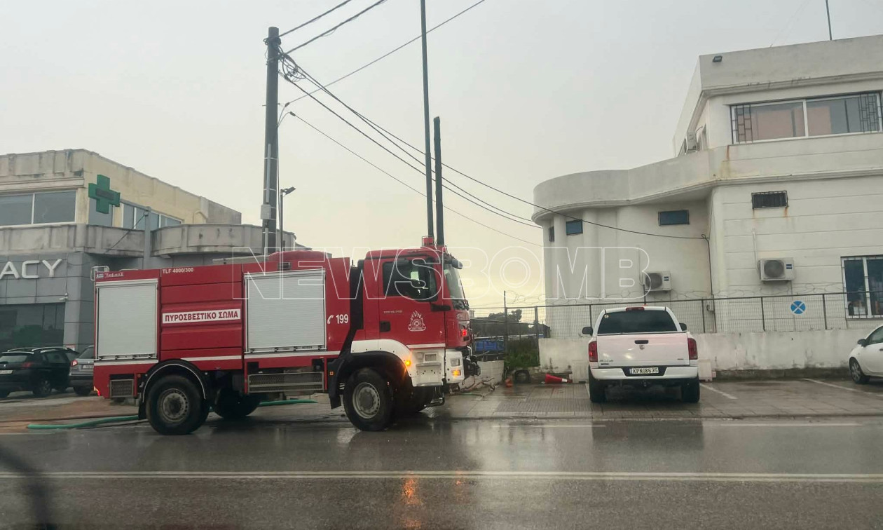Νέα Μάκρη: Πλημμύρισε και το αστυνομικό τμήμα – Σε εξέλιξη άντληση υδάτων