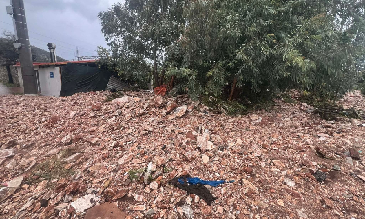 Κακοκαιρία Erminio – Νέα Μάκρη: Ορμητικά νερά από το καμένο δάσος υπερχείλισαν ρέματα της περιοχής