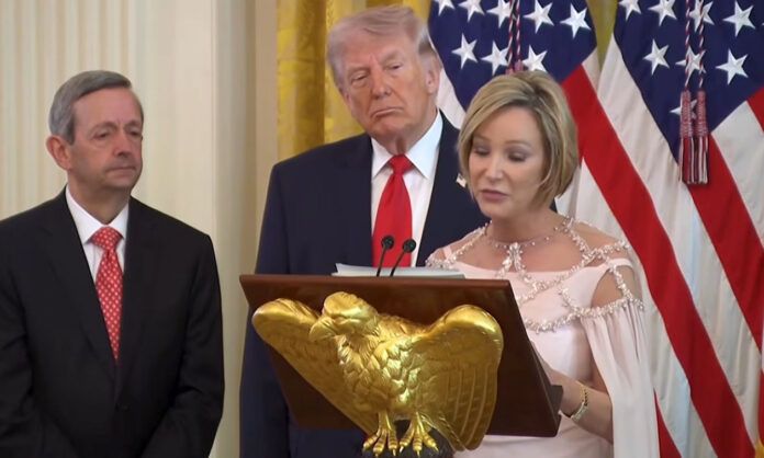 1726367-dfdfed37-paula-white-trump.jpg