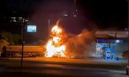 Τέξας: Βυτιοφόρο τυλίχθηκε στις φλόγες αφού ήρθε σε επαφή με ηλεκτροφόρα καλώδια – Δείτε βίντεο