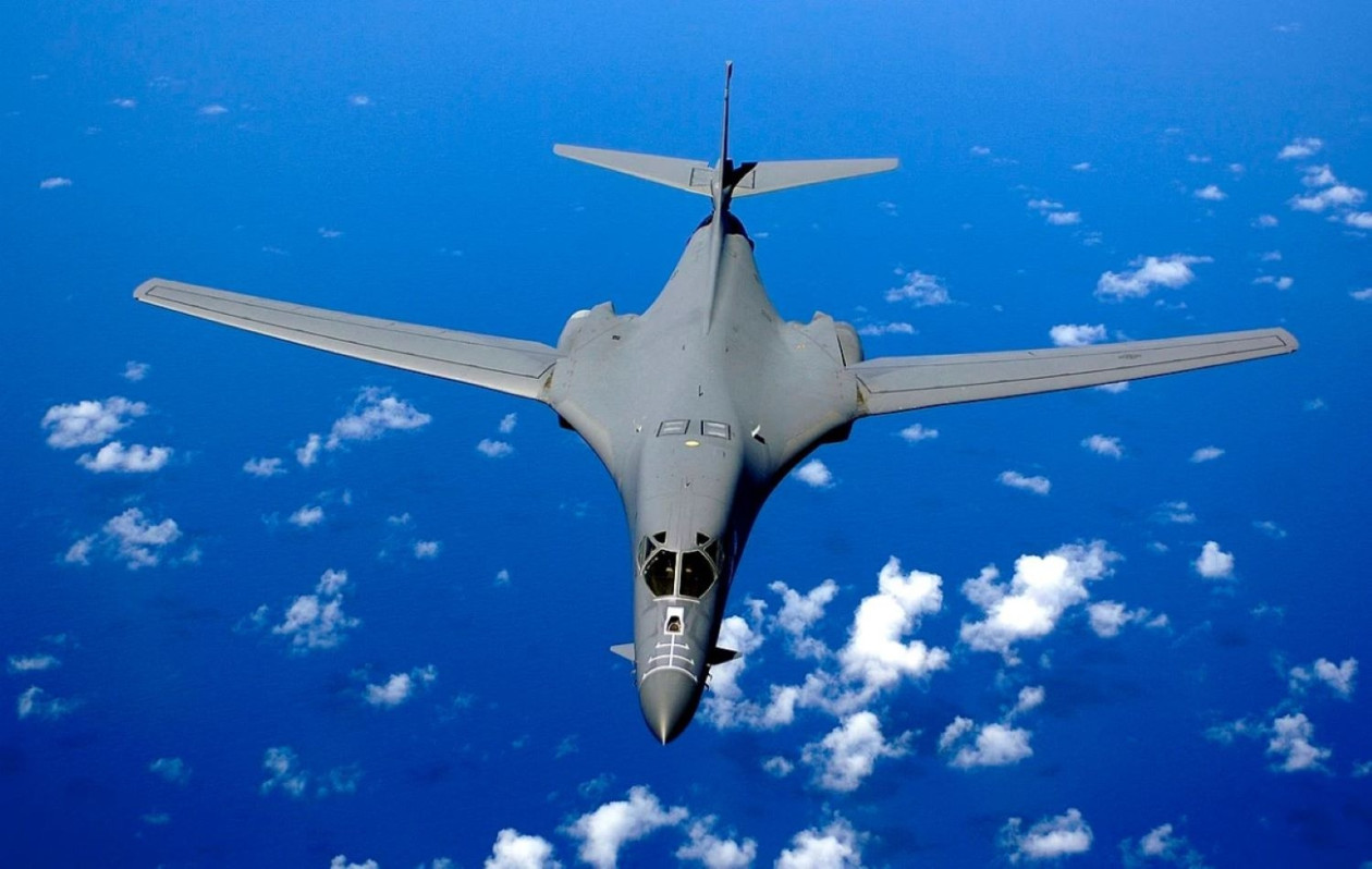 Βομβαρδιστικά B-52 κατευθύνονται προς το Ιράν, λίγο πριν εκπνεύσει το τελεσίγραφο Τραμπ