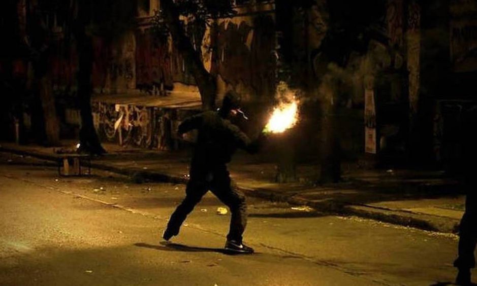 Ηράκλειο: Ανήλικοι πετούν μολότοφ έξω από εκκλησία – Ανησυχία εκφράζουν οι κάτοικοι