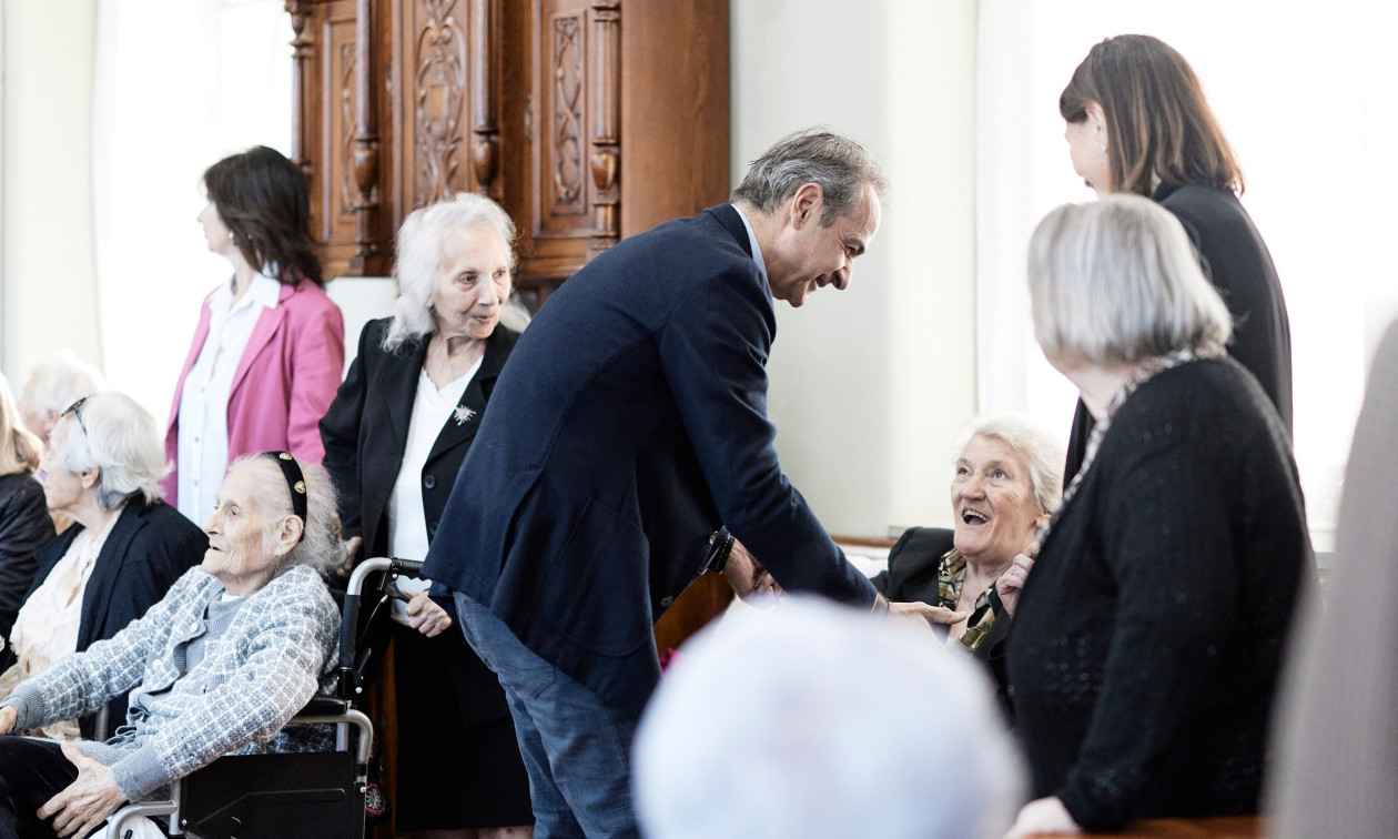 Στο Γηροκομείο ο Μητσοτάκης: Στόχος να φιλοξενούνται 500 ηλικιωμένοι όταν ολοκληρωθούν τα έργα