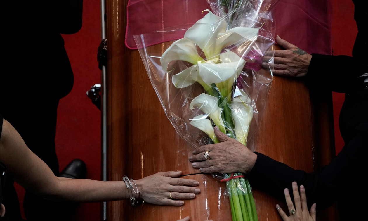 Απίστευτες σκηνές πάνω από φέρετρο – Χήρα και ερωμένη του νεκρού τσακώθηκαν στην κηδεία