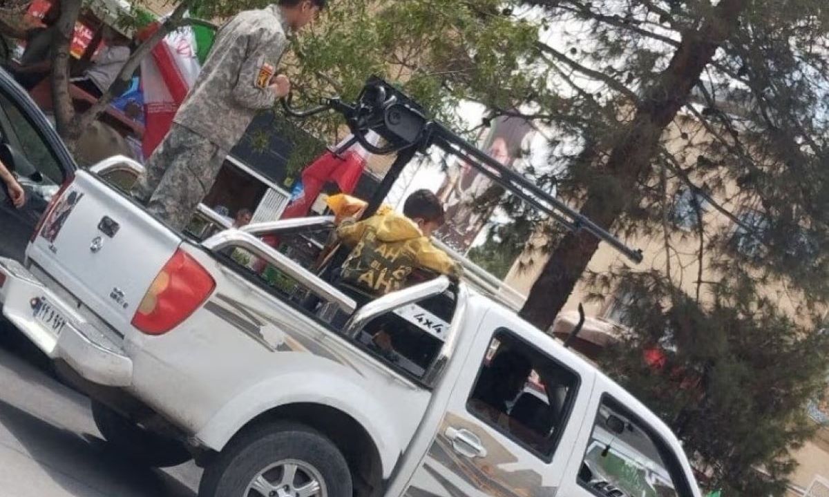 Ιράν: Φωτογραφία με παιδιά σε στρατιωτικό όχημα – Το ένα φοράει στολή των Φρουρών της Επανάστασης