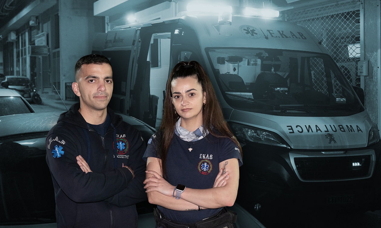 Περάσαμε μια νυχτερινή βάρδια με ασθενοφόρο του ΕΚΑΒ – Τι συμβαίνει στη σκοτεινή Αθήνα