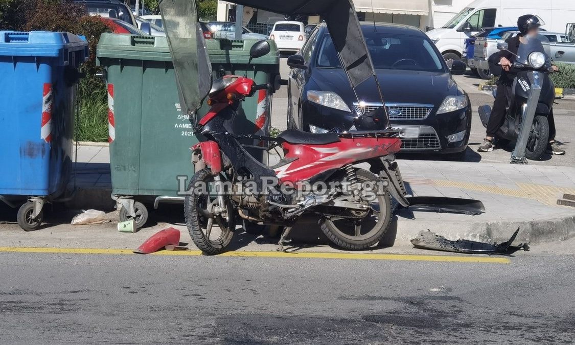 Τροχαίο στη Λαμία: Όχημα συγκρούστηκε με μηχανάκι ντελίβερι – Τραυματίστηκε ο διανομέας