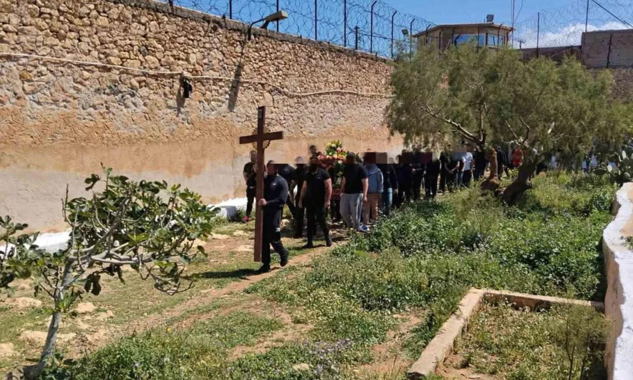 Συγκινεί η περιφορά του επιταφίου πίσω από τα κάγκελα των φυλακών της Ν. Αλικαρνασσού