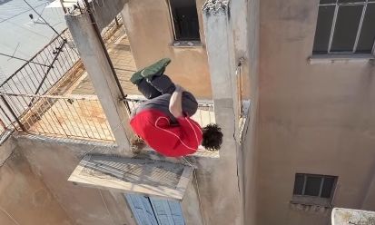 Viral 24χρονος Γάλλος που κάνει παρκούρ σε γειτονιές της Αθήνας – Δείτε βίντεο