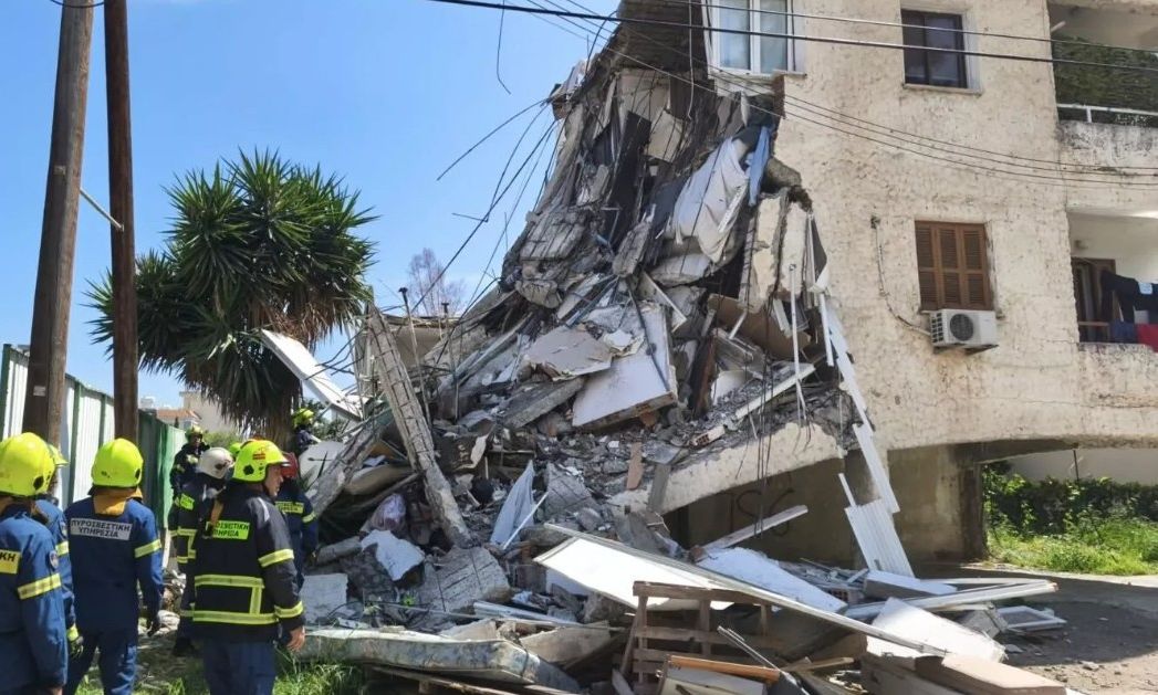 Κατέρρευσε διώροφη πολυκατοικία στην Κύπρο – Αναφορές για ένα εγκλωβισμένο άτομο