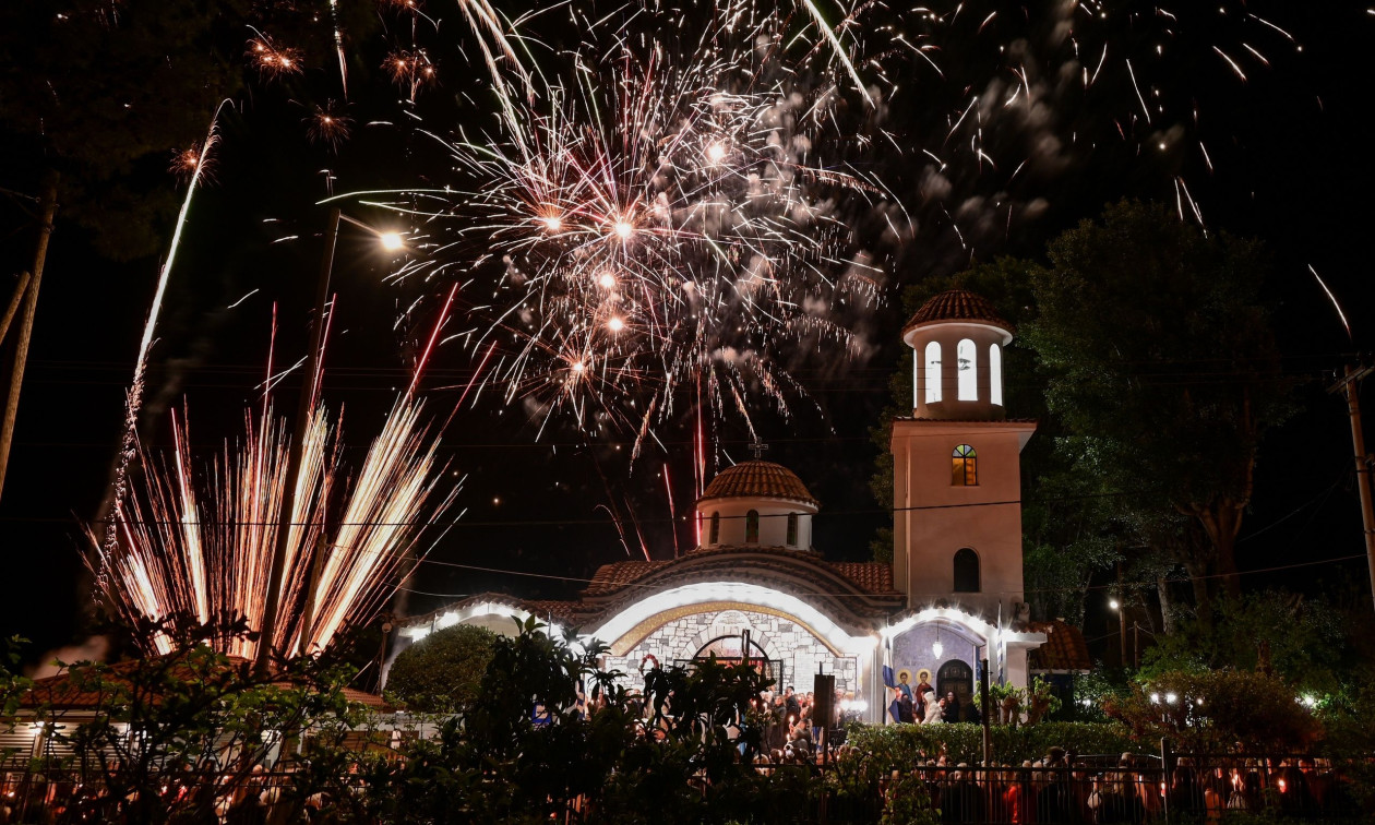 Χριστός Ανέστη: Το Φως μέσα μας, η Ελλάδα μπροστά μας – Αγαπάτε αλλήλους