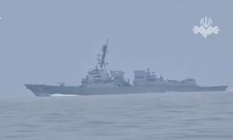 Ιρανικό πολεμικό σκάφος απειλεί και διώχνει αμερικανικό αντιτορπιλικό στα Στενά του Ορμούζ – Βίντεο