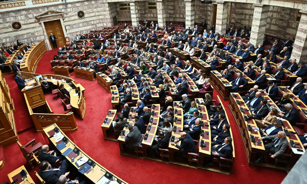 «Εκεχειρία» τέλος και στη Βουλή: Αρχίζουν οι μάχες για ΟΠΕΚΕΠΕ, κράτος δικαίου και… πτυχία