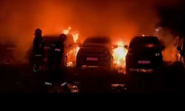 Ηράκλειο: Μεγάλη φωτιά σε χώρο στάθμευσης ενοικιαζόμενων αυτοκινήτων – Βίντεο