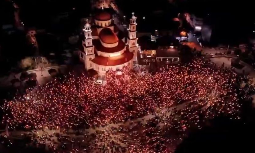 Ανάσταση στην Κορυτσά: Πλήθος κόσμου στη Μητρόπολη – Εικόνες από drone