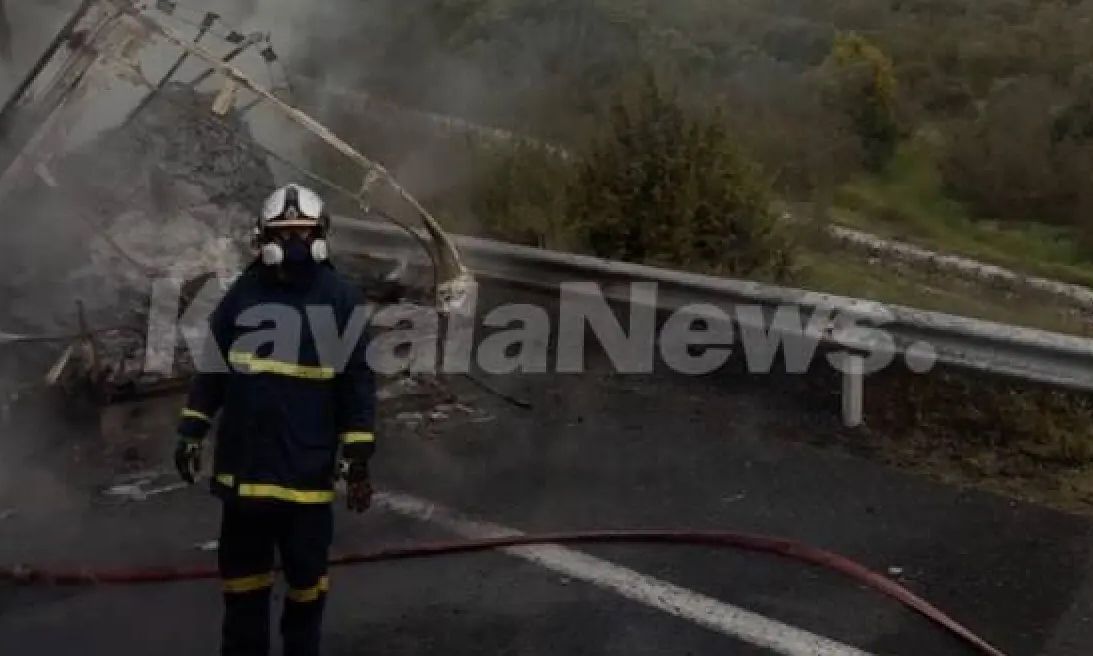 Στις φλόγες τυλίχθηκε φορτηγό στην Εγνατία – Καθυστερήσεις στην κυκλοφορία