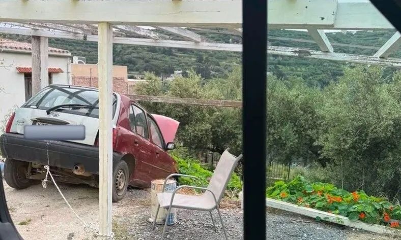 Εγκλωβισμός οδηγού στα Χανιά: Λύθηκε το χειρόφρενο και «καρφώθηκε» σε κολώνα της ΔΕΗ