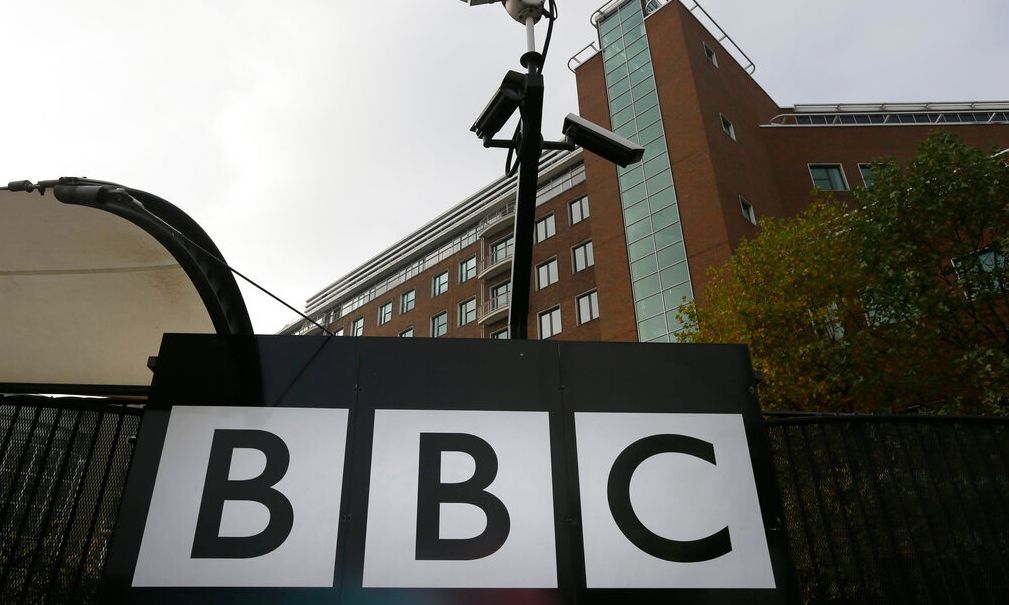 BBC: θα περικόψει 2.000 θέσεις εργασίας – η μεγαλύτερη μείωση εδώ και 15 χρόνια