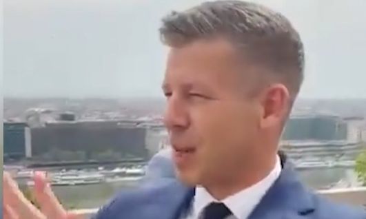Ουγγαρία: Ο Μαγιάρ επισκέπτεται το Προεδρικό και βλέπει τον Ορμπάν στο απέναντι μπαλκόνι – Βίντεο