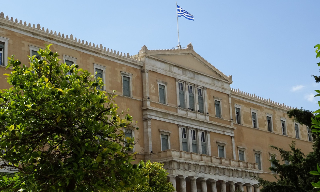 Ένταση στην είσοδο της Βουλής – Διαμαρτυρία για τα Προσφυγικά στη λεωφόρο Αλεξανδρας