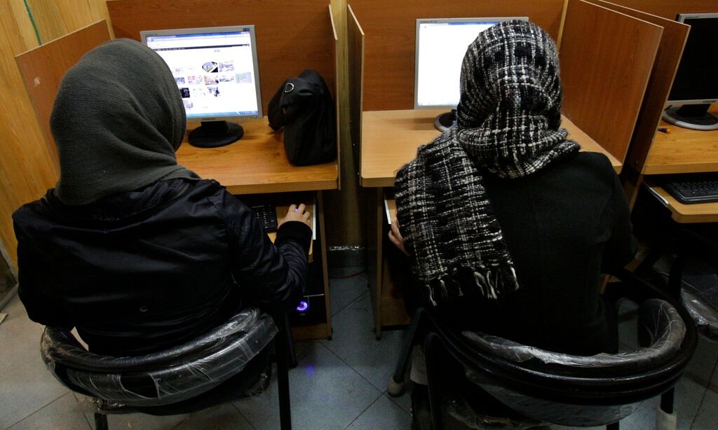 «Χαλαρώνει» το Ιράν το επικοινωνιακό σκοτάδι – Εν μέρει επαναφορά διαδικτύου και διεθνών κλήσεων