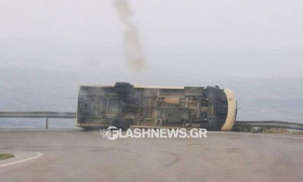 Κρήτη: Λεωφορείο ανετράπη σε δρόμο που οδηγεί προς την Ανώπολη – Ο ισχυρός άνεμος σήκωνε πέτρες