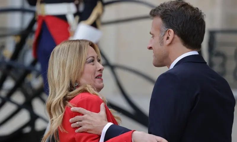Μακρόν – Μελόνι: Το θερμό φιλί και τα γουρλωμένα μάτια της Ιταλίδας πρωθυπουργού που έγιναν viral