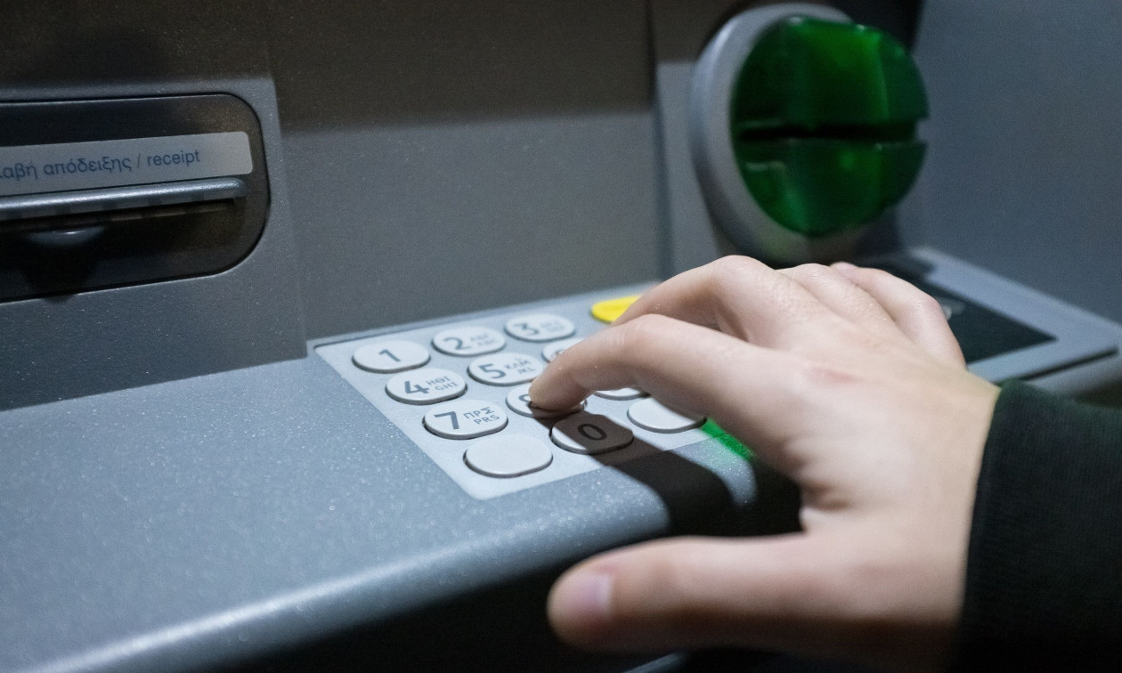 Τελειώνουν οι αναλήψεις με κάρτες από ΑΤΜ – Πώς θα βγάζουμε χρήματα