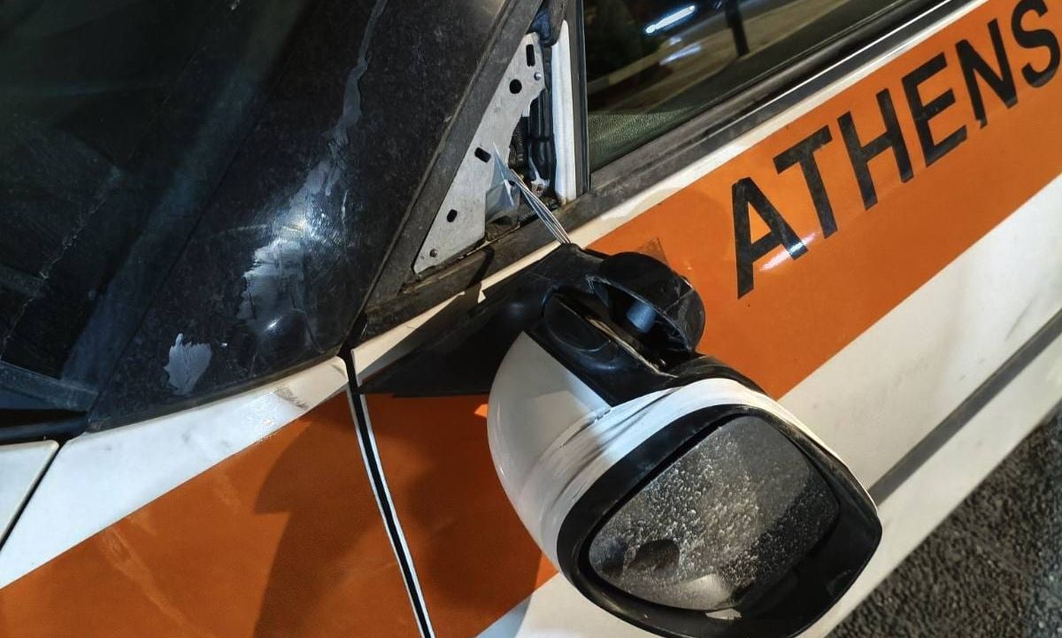 Επίθεση με υλικές ζημιές σε περιπολικό της Δημοτικής Αστυνομίας – Διέφυγαν οι δράστες