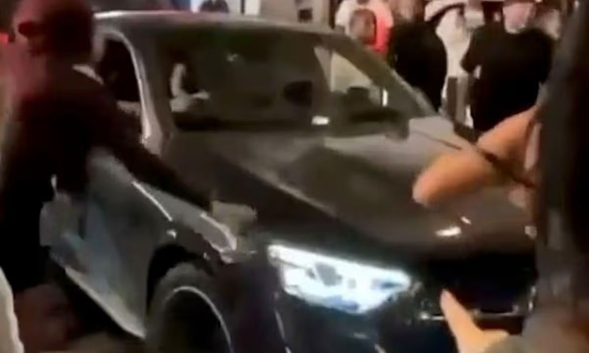 Λονδίνο: Η στιγμή που 29χρονή παθαίνει αμόκ και πατάει πεζούς με το αυτοκίνητό της έπειτα από καυγά