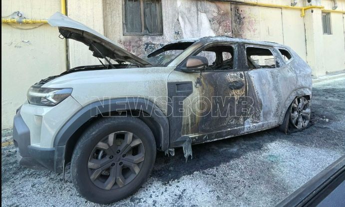 Πολυτεχνείο: Κάηκε ολοσχερώς το ΙΧ του καθηγητή που συνέταξε το πόρισμα για τα Τέμπη – Φωτογραφίες