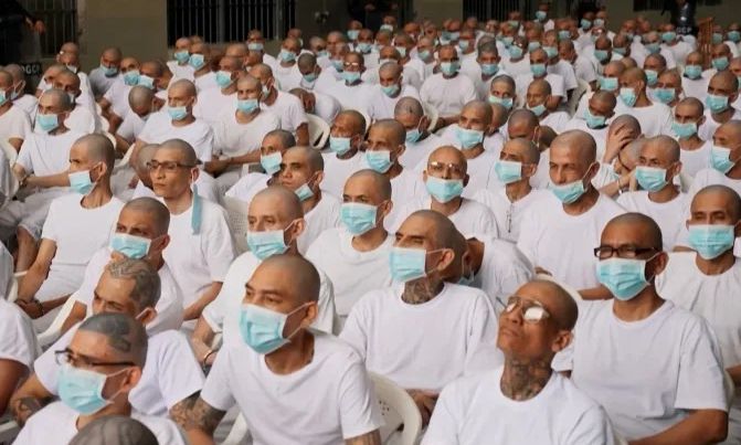 Ελ Σαλβαδόρ: Μαζική δίκη εναντίον 500 φερόμενων μελών συμμοριών – Διέπραξαν 47.000 ποινικά αδικήματα