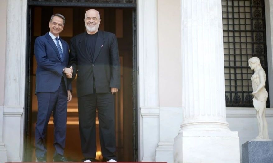 Η συγγνώμη Ράμα στον Μητσοτάκη για το oversized κουστούμι που φόρεσε στο Μαξίμου